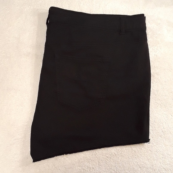 Torrid (Stretch) Black Jean Shorts. Women's Plus Size: 26 - Picture 4 of 8